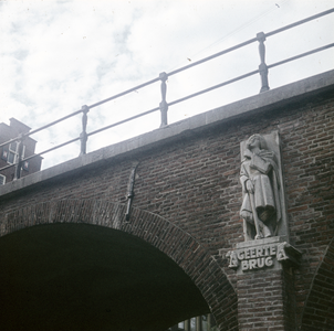 119267 Afbeelding van het beeld van de reiziger die St.-Geerteminne drinkt op de Geertebrug over de Oudegracht te Utrecht.